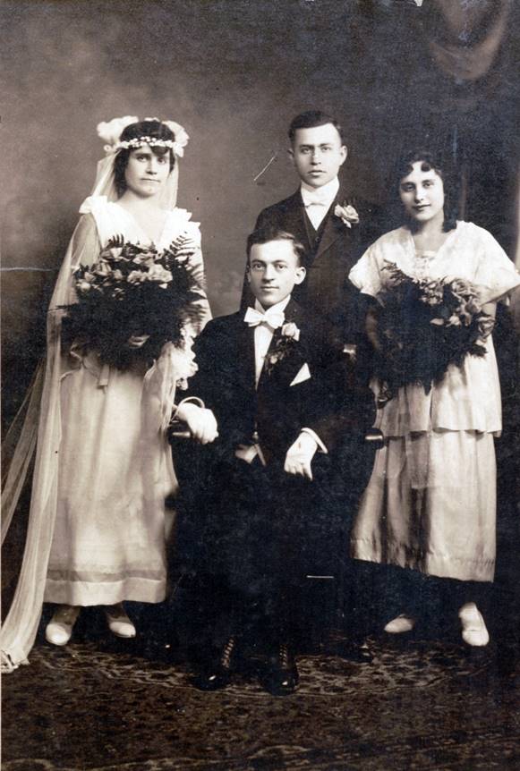 A group of people posing for a photo

Description automatically generated with medium confidence